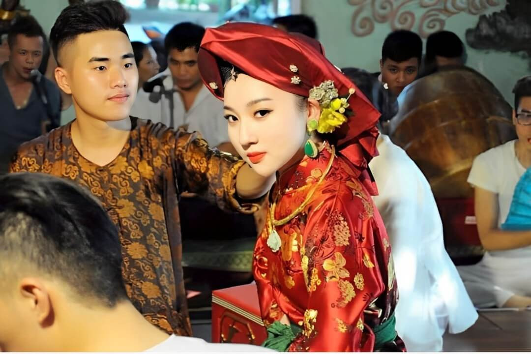 Cô đồng là gì? Theo quan niệm dân gian, cô đồng là những người có khả năng giao tiếp và kết nối với thế giới tâm linh